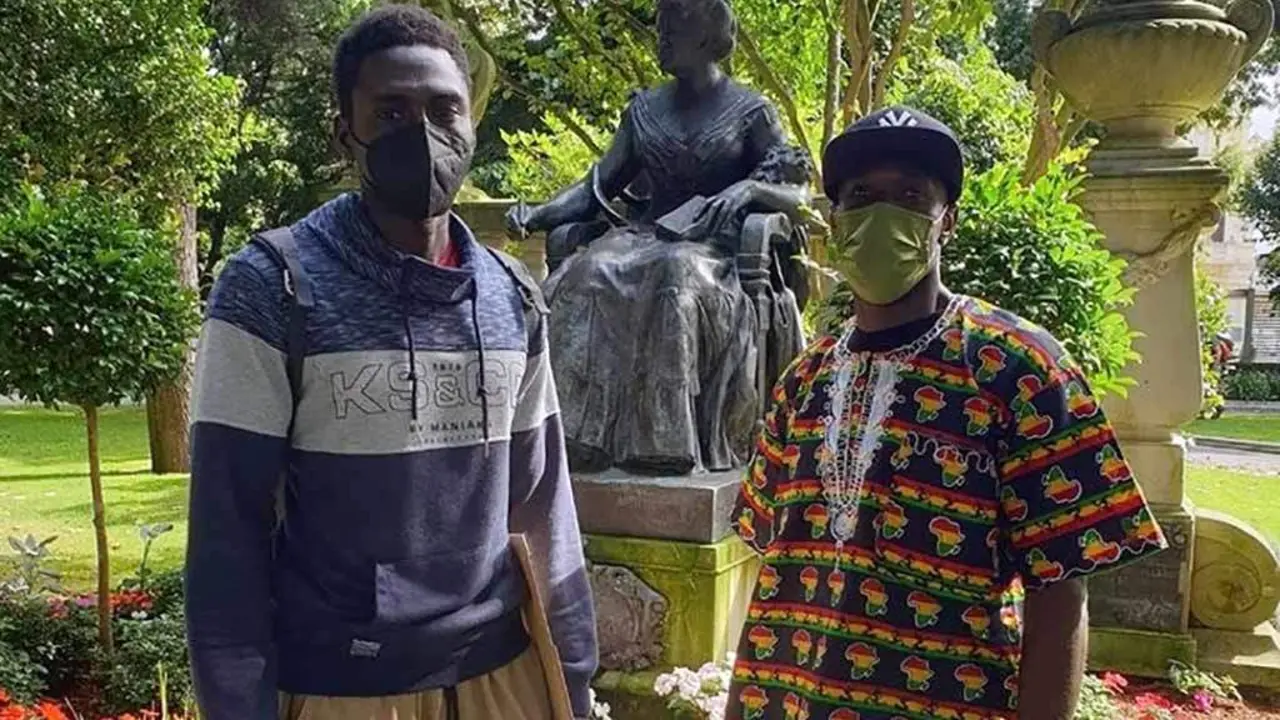 Ibrahima e Magatte traballaban at&eacute; agora en Puertas Betanzos (Foto: Casa Museo Emilia Pardo Baz&aacute;n).