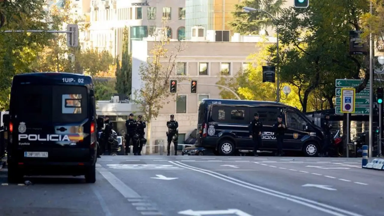 Dispositivo policial diante da Embaixada dos Estados Unidos en Madrid o pasado 1 de decembro, ap&oacute;s recibir un dos paquetes bomba. (Foto: Eduardo Parra / Europa Press)