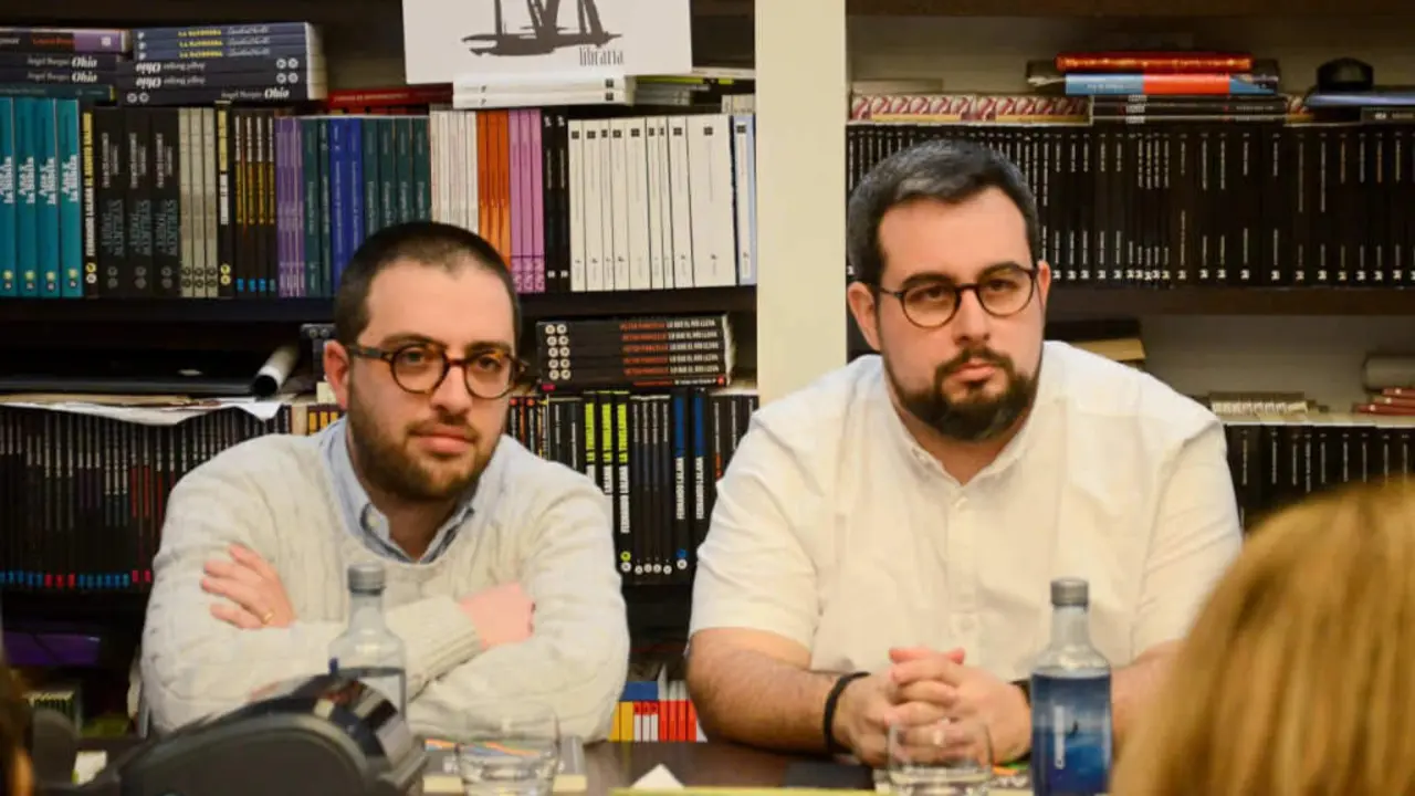 Os autores Andreu Pujol e Silvio Falc&oacute;n, onte en Vigo (Foto: N&oacute;s Diario).