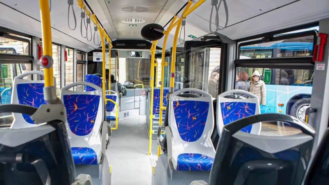 Interior dun autob&uacute;s urbano. (Foto: Arxina)