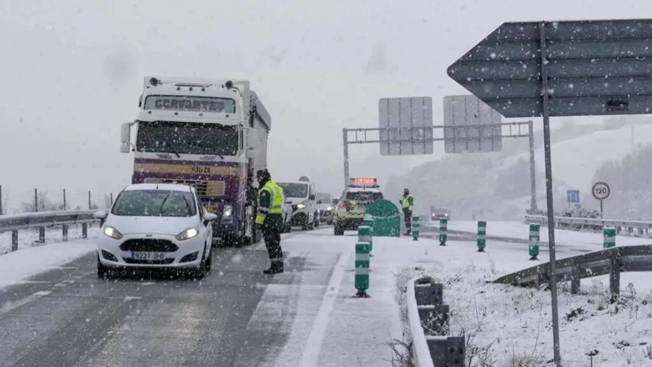 A neve obriga a cortar un treito da A-6, nunha imaxe de arquivo. (Foto: Carlos Castro / Europa Press)