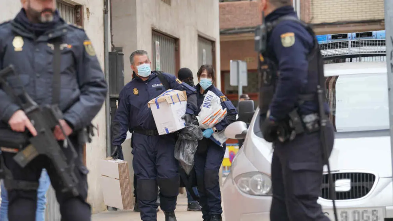 A extracci&oacute;n do material do xubilado de Burgos (Foto: I&ntilde;aki Berasaluce / Europa Press).