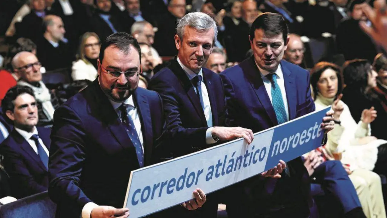 Adri&aacute;n Barb&oacute;n, Alfonso Rueda e Fern&aacute;ndez Ma&ntilde;ueco, esta sexta feira, en Compostela. (Foto: Europa Press)