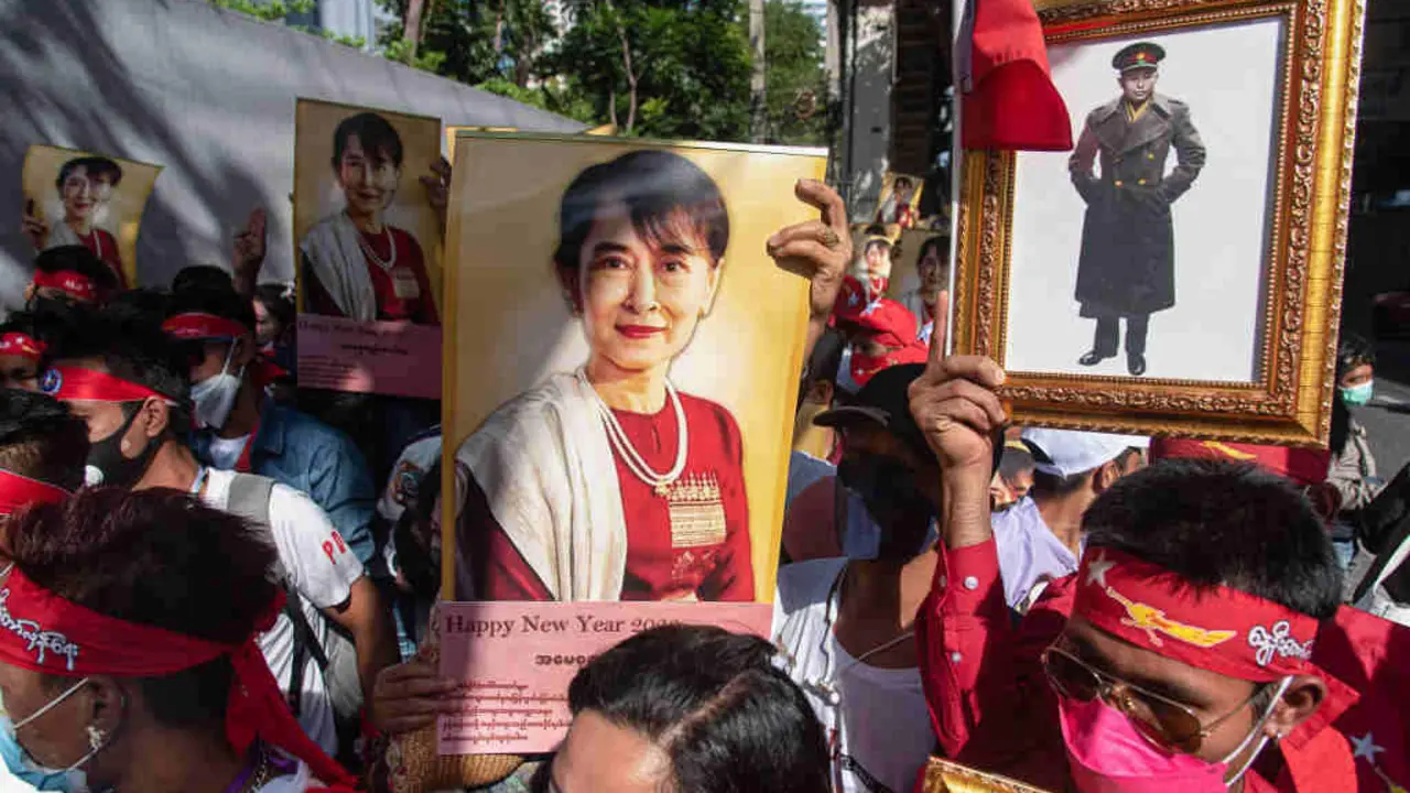 Protesta en Bangkok, Tailandia, diante da embaixada de Myanmar para protestar en contra da ditadura militar no pa&iacute;s a finais de 2022. (Foto: Peerapon Boonyakiat / SOPA Images)