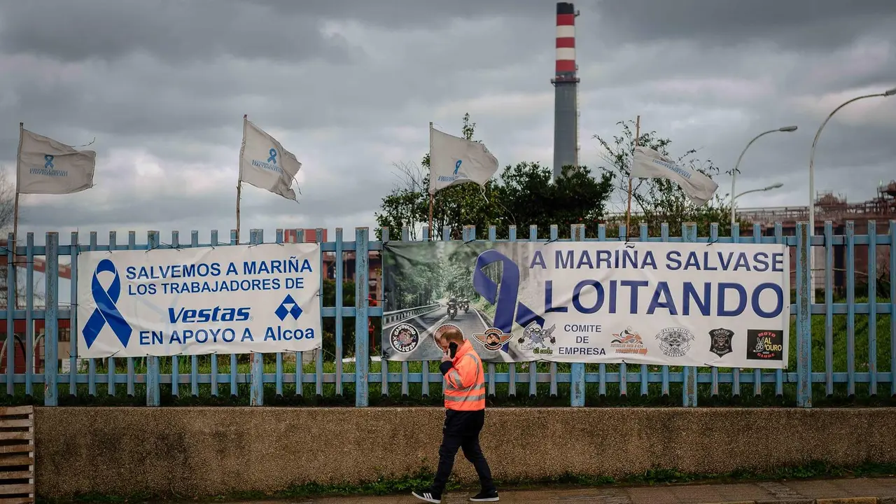 Carteis sindicais diante da factor&iacute;a de Alcoa, no municipio de Cervo. (Foto: Carlos Castro / Europa Press).