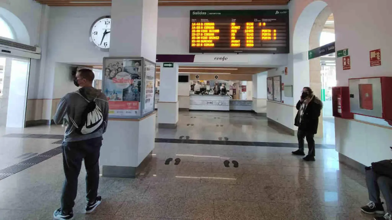 Vest&iacute;bulo da estaci&oacute;n de tren de Santiago de Compostela (Foto: N&oacute;s Diario).