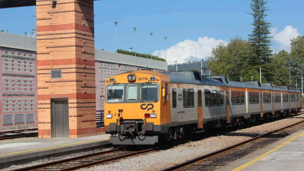 O actual tren Celta une Vigo co Porto en m&aacute;is de d&uacute;as horas. (Foto: N&oacute;s Diario)