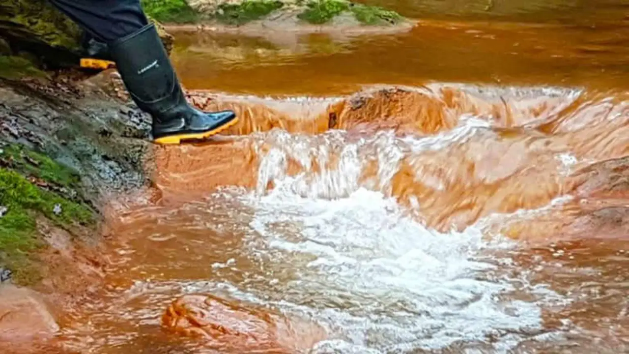 Os cursos fluviais pr&oacute;ximos &aacute;s Minas de San Finx xa foron contaminados polas instalaci&oacute;ns. (Foto: Adega)
