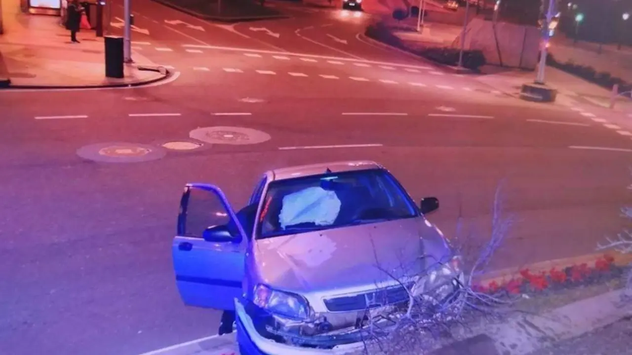 Aspecto no que quedou o veh&iacute;culo tras o impacto. (Foto: Polic&iacute;a Local)