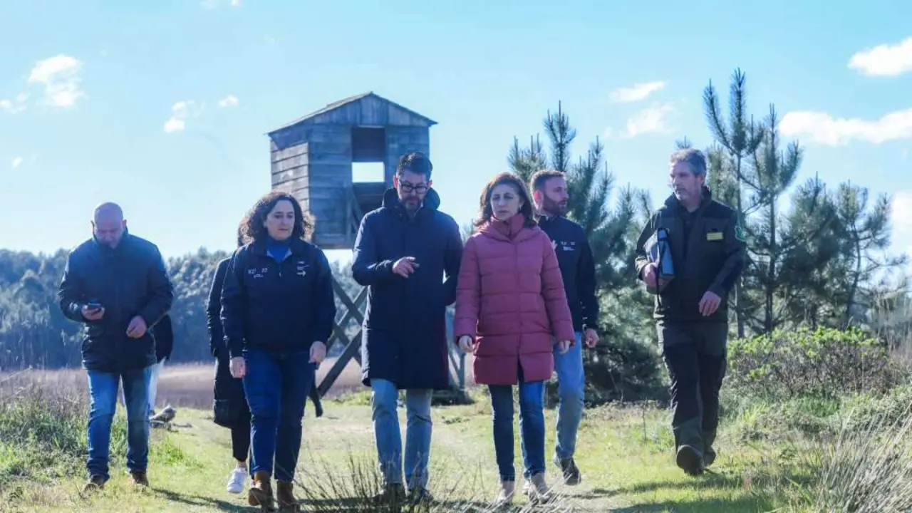 A conselleira &Aacute;ngeles V&aacute;zquez visitou o pasado s&aacute;bado a lagoa de San Pedro de Muro (Porto do Son), un dos espazos que Medio Ambiente afirma que incluir&aacute; no Inventario de Zonas H&uacute;midas. (Foto: Xunta)