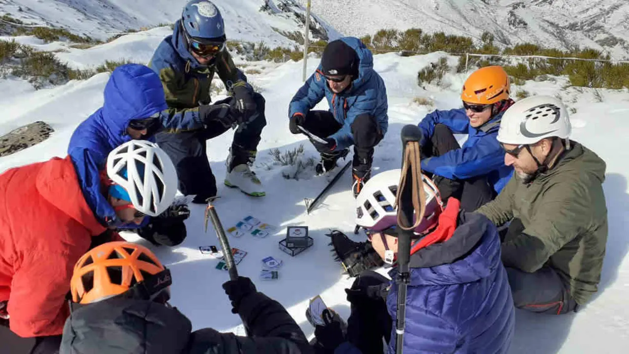 Alpinistas do Club de Monta&ntilde;a 'O Cordal' de Lugo probando o xogo (Foto: Club de Monta&ntilde;a O Cordal).