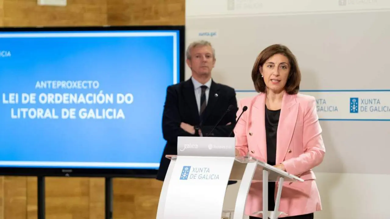 A conselleira do Medio Ambiente, &Aacute;ngeles V&aacute;zquez, e o presidente da Xunta, Alfonso Rueda, presentando o anteproxecto da Lei do litoral o pasado decembro. (Foto: Xunta)