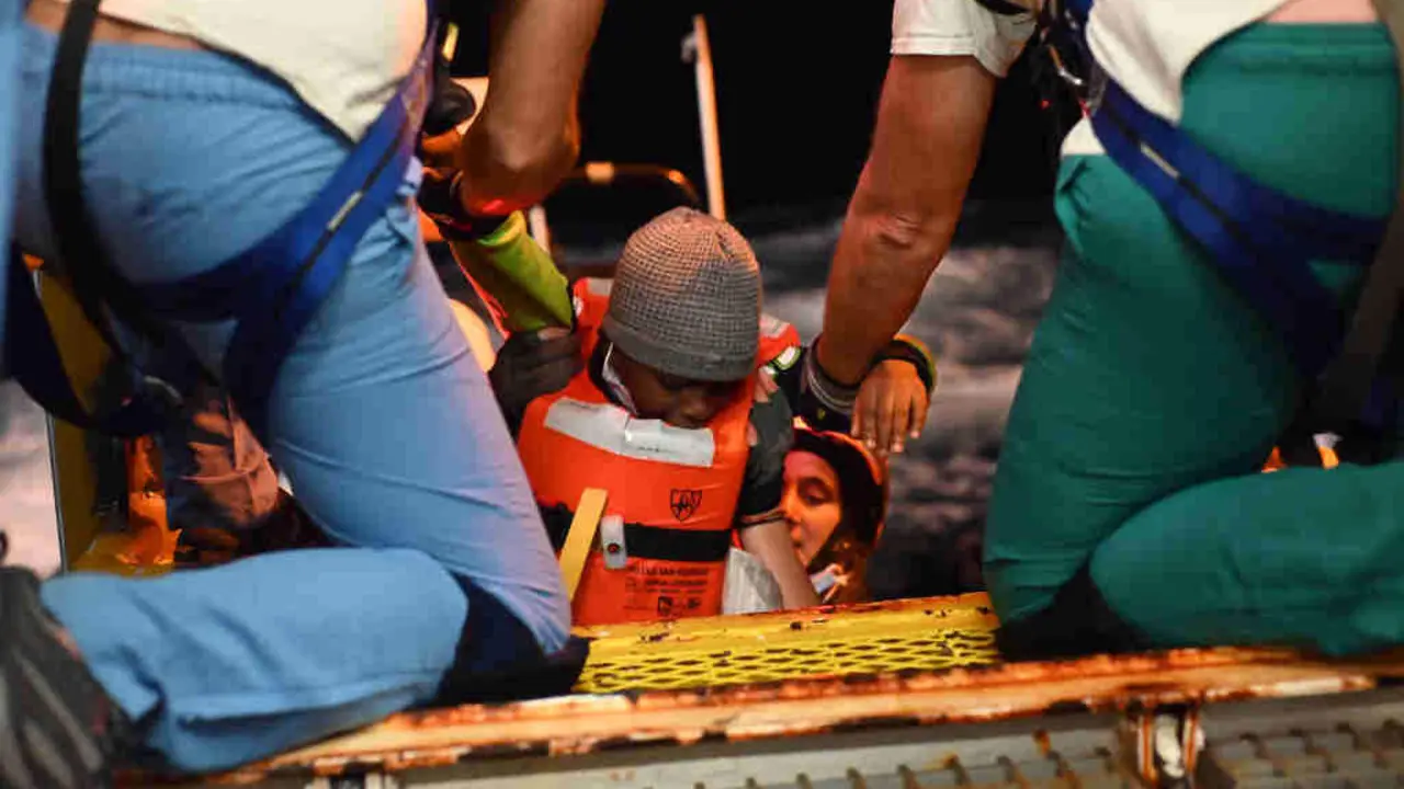 Rescate de migrantes no Mediterr&aacute;neo por parte do 'Geo Barents', de M&eacute;dicos Sen Fronteiras. (Foto: Candida Lobes / MSF)