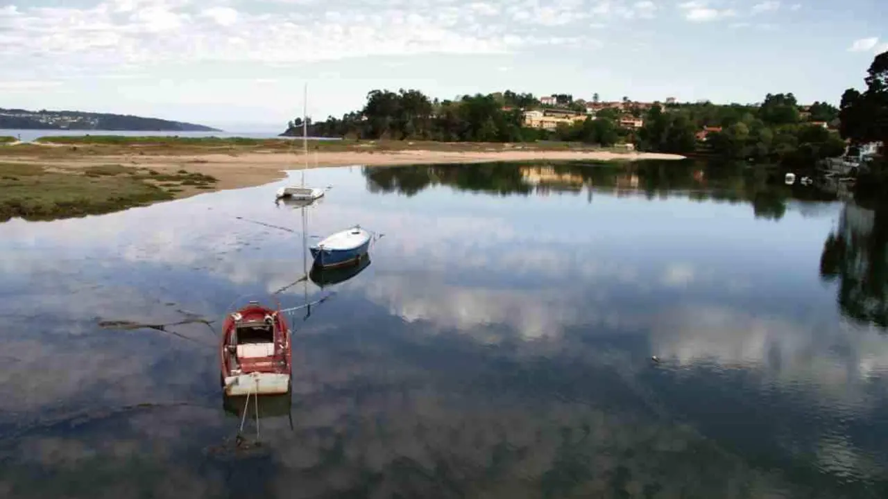 Barcos ao abrigo da frecha que se forma no esteiro do Baxoi.