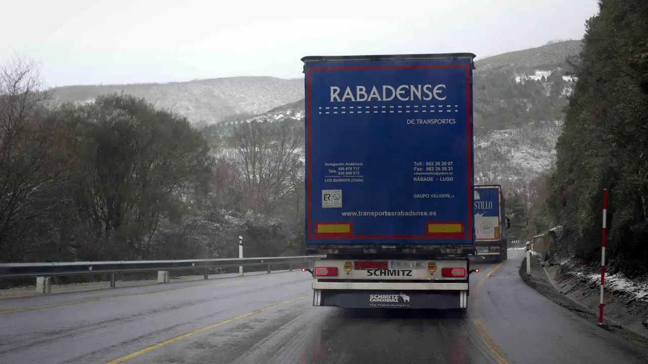 Cami&oacute;n circula pola estrada en Pedrafita do Cebreiro (Foto: Carlos Castro / Europa Press)