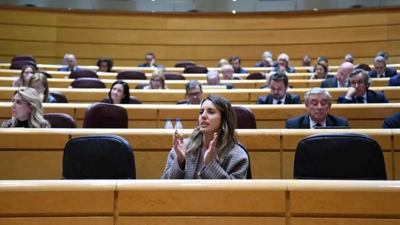 A ministra Irene Montero agradeceu &aacute; maior&iacute;a feminista do Senado a aprobaci&oacute;n desta lei. (Foto: Fernando S&aacute;nchez / Europa Press)