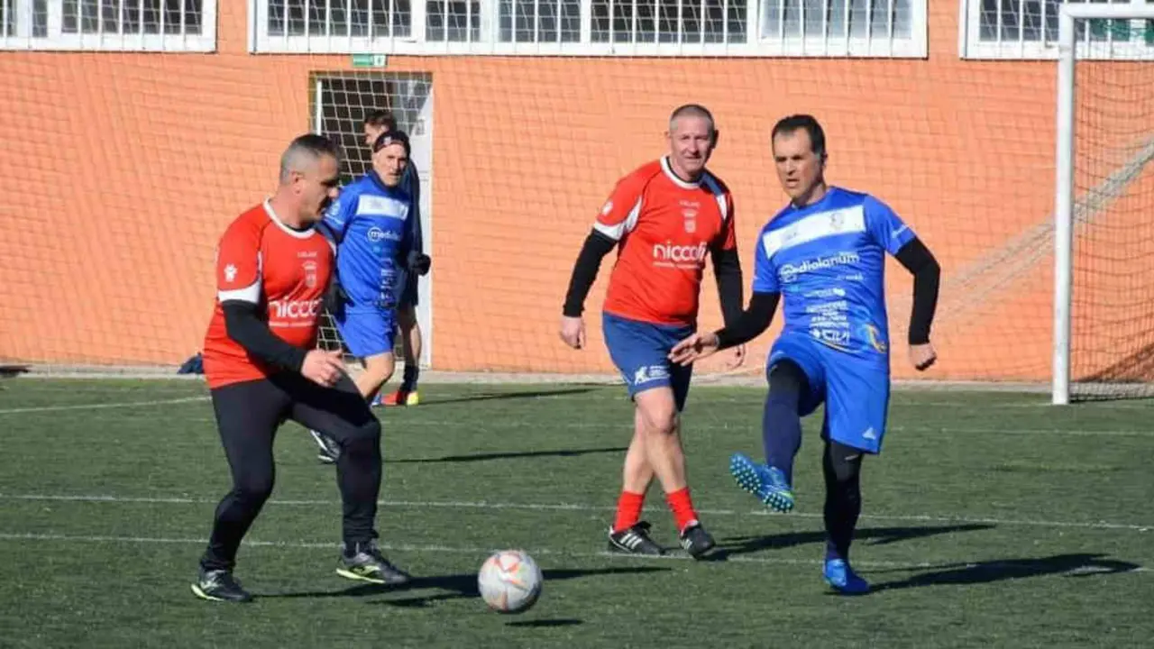 Un dos partidos que se xogaron no torneo de f&uacute;tbol a p&eacute; no Concello de Negreira, a pasada fin de semana (Foto: FGF).
