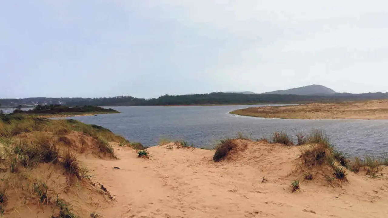 Lagoa litoral da Frouxeira, no concello de Valdovi&ntilde;o (comarca de Ferrolterra) (Foto: Xunta da Galiza).