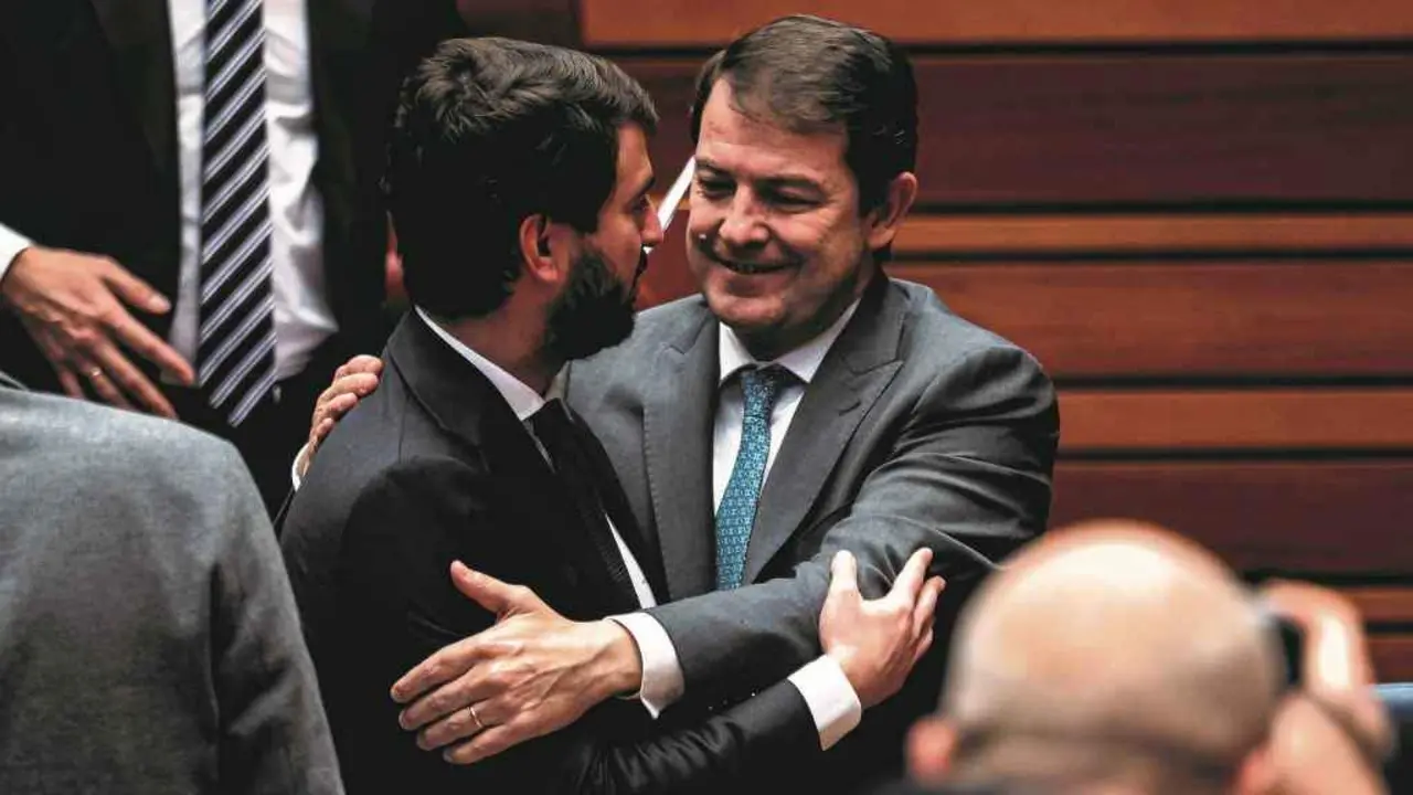 Juan Garc&iacute;a Gallardo (Vox), vicepresidente de Castelo e Le&oacute;n, con Alfonso Fern&aacute;ndez Ma&ntilde;ueco (PP), presidente.(Foto: Claudia Alba / Europa Press).