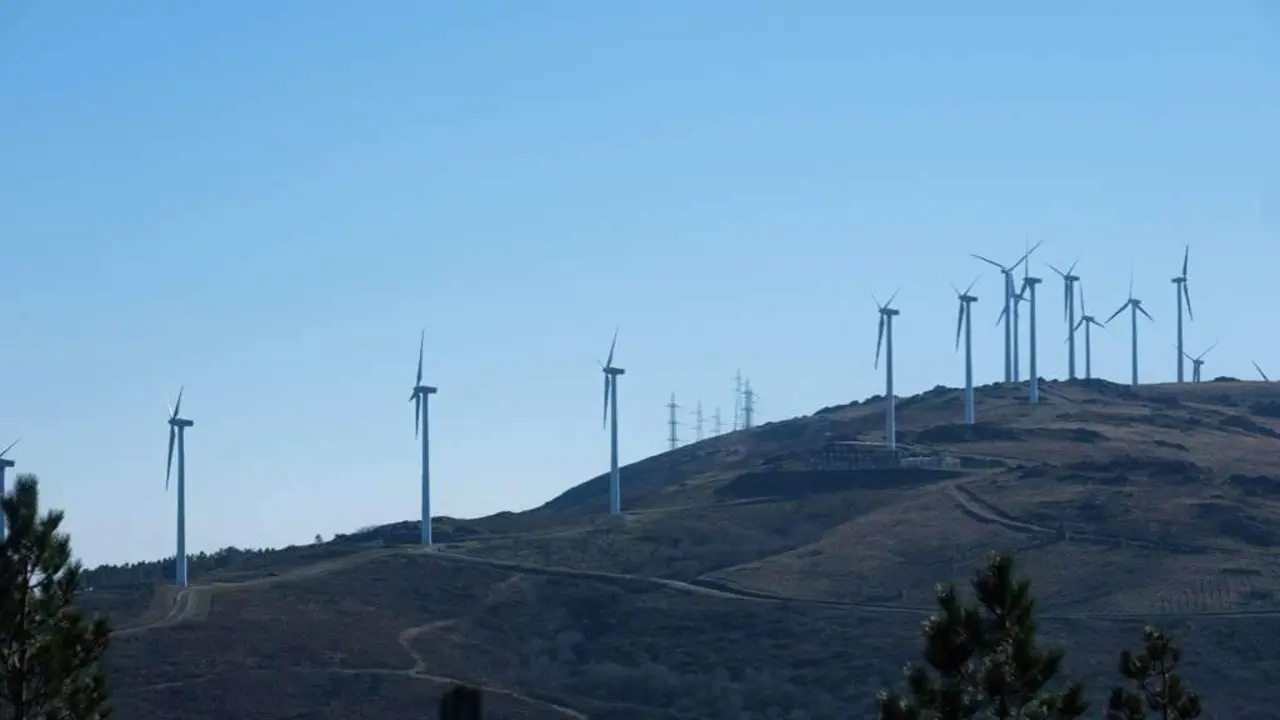 Parque e&oacute;lico na serra do Cand&aacute;n, entre as comarcas do Carballi&ntilde;o, Terra de Montes e Deza. (Foto: Arxina)