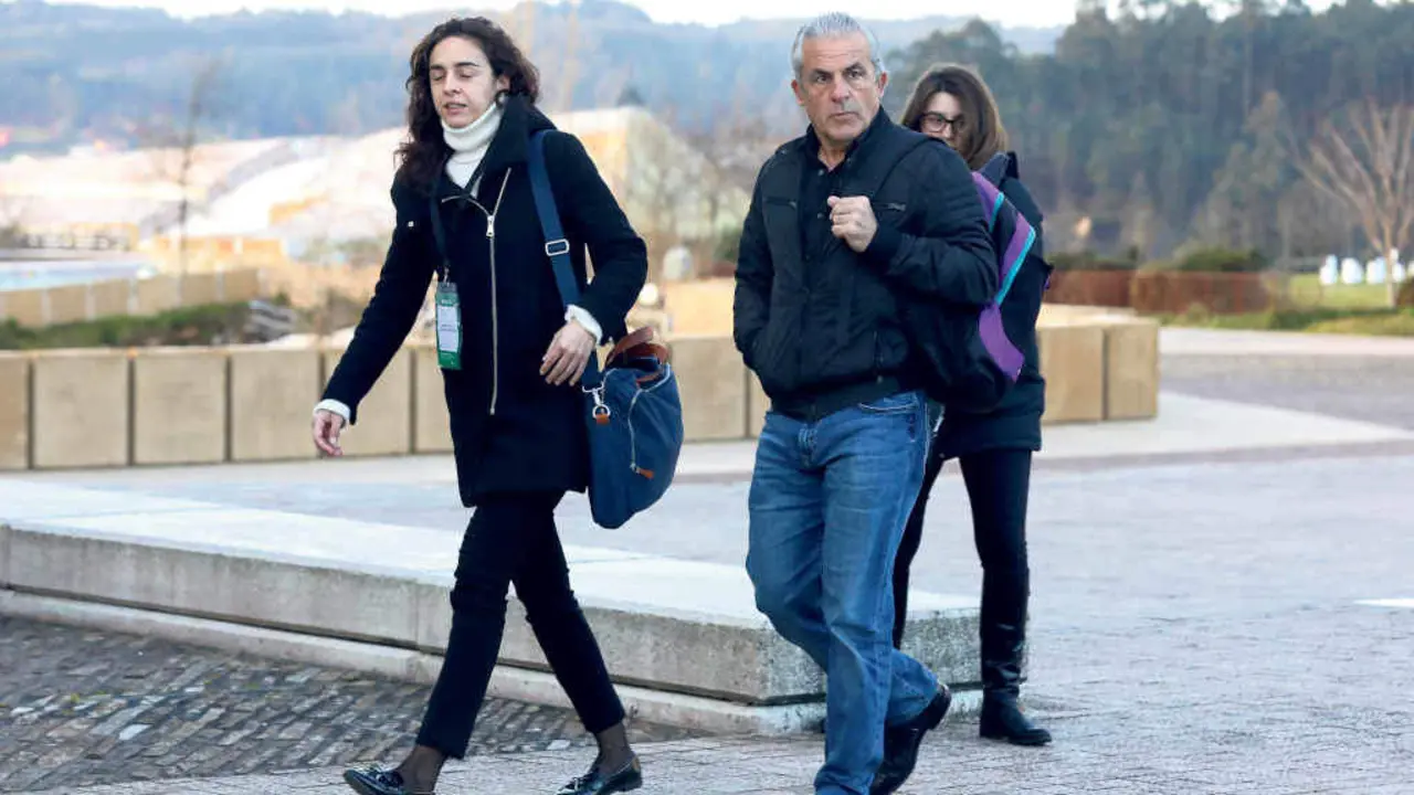 Crist&oacute;bal Gonz&aacute;lez, portavoz da asociaci&oacute;n de v&iacute;timas Apafas, onte &aacute; s&uacute;a chegada &aacute; Cidade da Cultura (Foto: &Aacute;lvaro Ballesteros / Europa Press).