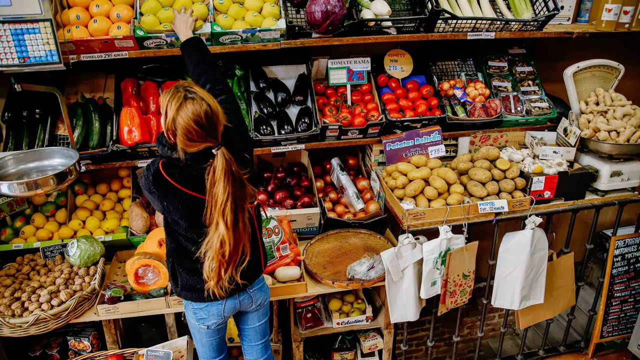 Os alimentos e as bebidas non alc&oacute;licas son a tipolox&iacute;a de produtos que m&aacute;is encareceron en 12 meses, cunha taxa de 15,6% (Foto: Carlos Luj&aacute;n / Europa Press).