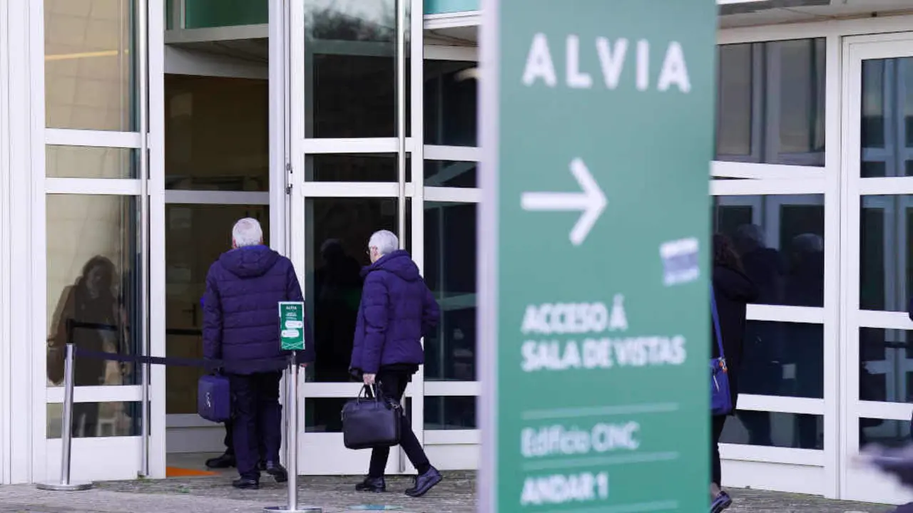 Entrada aos xulgados nos que decorreu o xu&iacute;xo do Alvia (Foto: &Aacute;lvaro Ballesteros / Europa Press).
