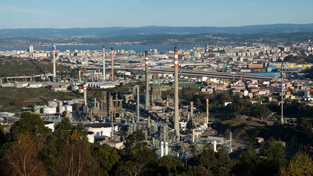 Refinar&iacute;a de Repsol na cidade da Coru&ntilde;a (Foto: N&oacute;s Diario).