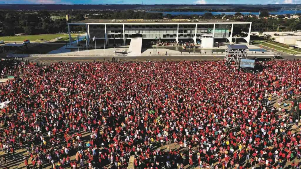 Povo se concentra diante do Pal&aacute;cio do Planalto, em Bras&iacute;lia, na posse de Lula, 1&ordm; de janeiro de 2023. (Foto: Warley Andrade, TV Brasil).