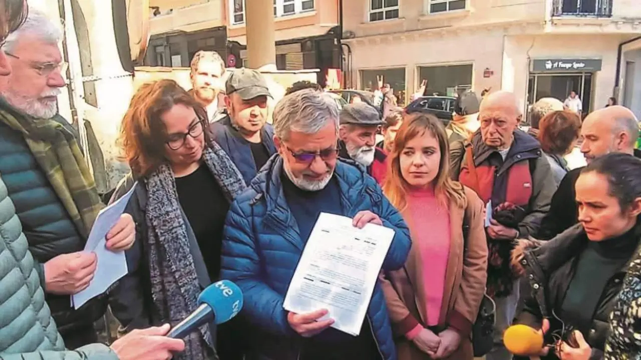Manuel Reboiras ensina a querela criminal polo asasinato do seu irm&aacute;n, Moncho Reboiras.  Estivo acompa&ntilde;ado da avogada de Ceaqua, Irene &Aacute;lvarez. (Foto: N&oacute;s Diario)