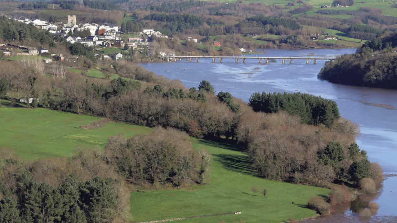 Vista xeral do r&iacute;o Mi&ntilde;o ao seu paso por Portomar&iacute;n, na comarca de Lugo, o pasado mes de xaneiro, tras as chuvias do primeiro de ano (Foto: Carlos Castro / Europa Press).
