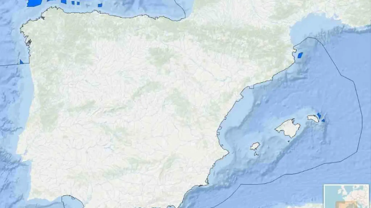 En azul, as zonas nas que se poder&aacute; instalar a e&oacute;lica mari&ntilde;a (Fonte: Ministerio)