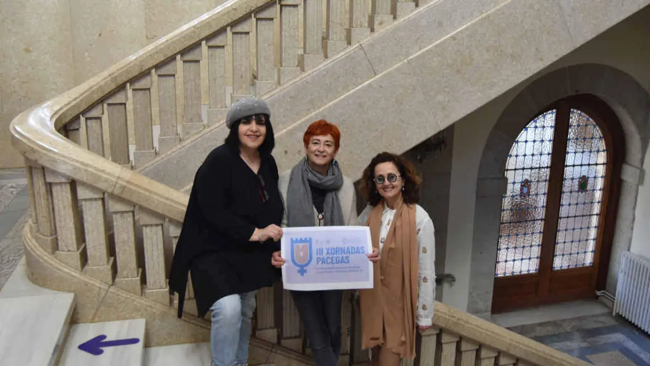 Encarna Lago (xerente da Rede Muse&iacute;stica), Maite Ferreiro (vicepresidenta da Deputaci&oacute;n) e Aurelia Balseiro (directora do museo de Lugo). (Foto: Deputaci&oacute;n de Lugo)