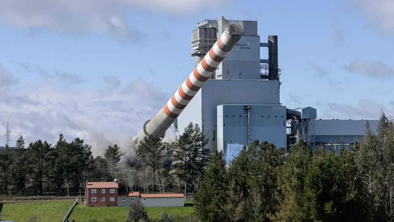 A ic&oacute;nica cheminea de Meirama no momento de ser derru&iacute;da. (Foto: M. Dylan / Europa Press).