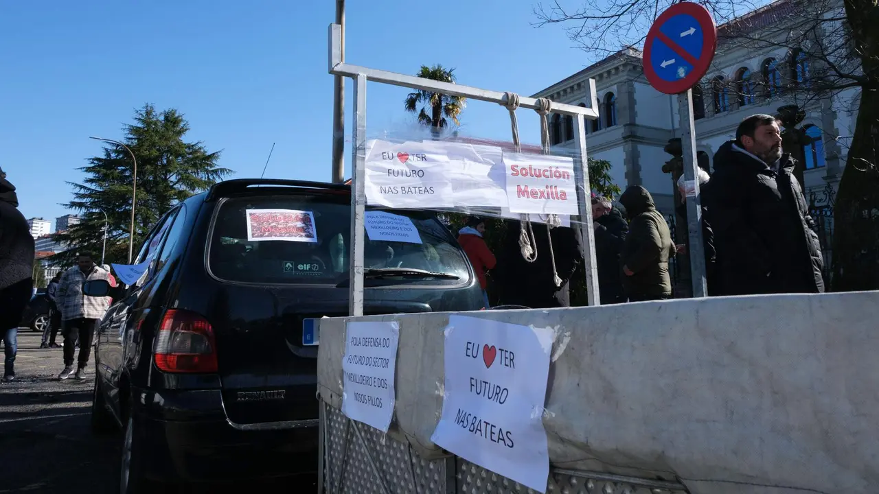 M&aacute;is dun cento de representantes do sector bateeiro manifestouse onte ante o edificio da Xunta en San Caetano, Compostela (Foto: C&eacute;sar Arxina / Europa Press).
