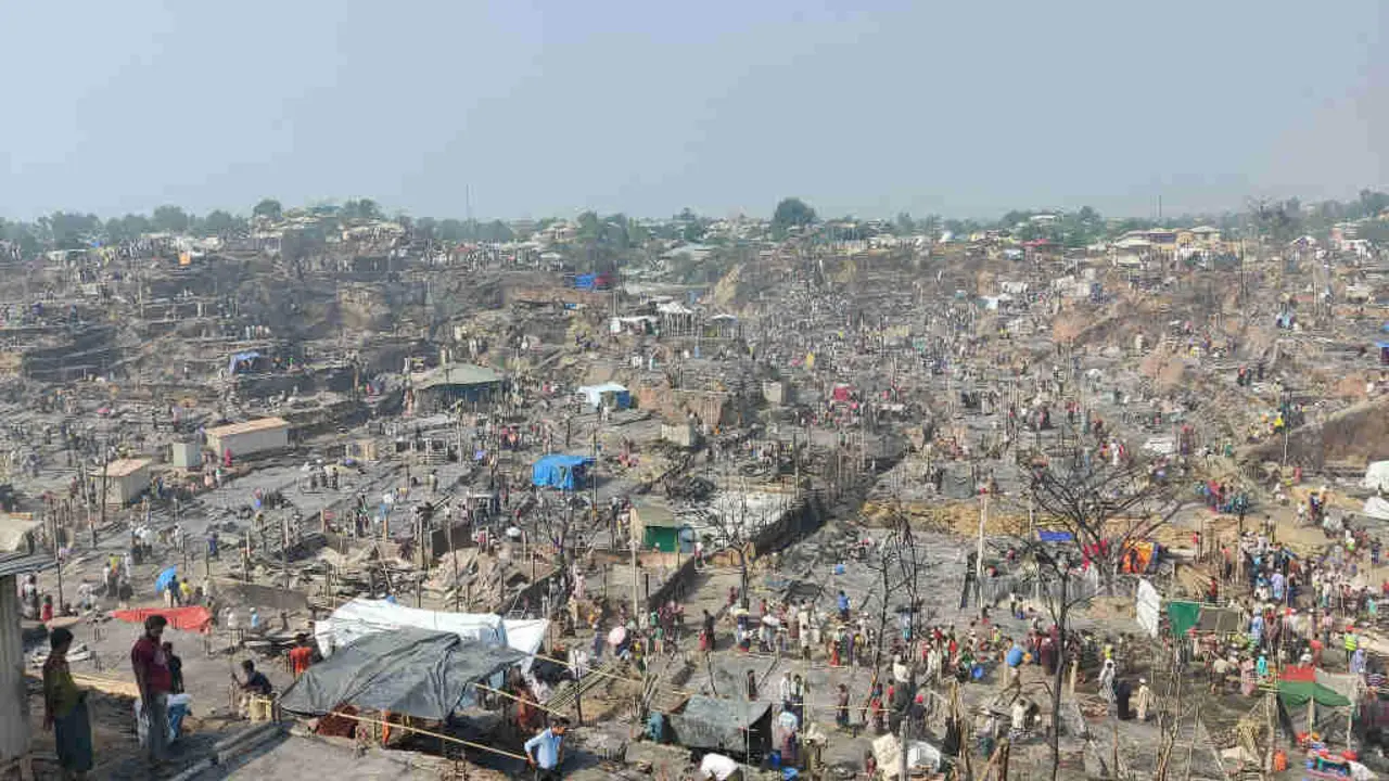 Zona do campamento de refuxiados de Cox's Bazar, en Bangladesh, afectada polo lume que se iniciou ao mediod&iacute;a do domingo. (Foto: Sahat Zia)