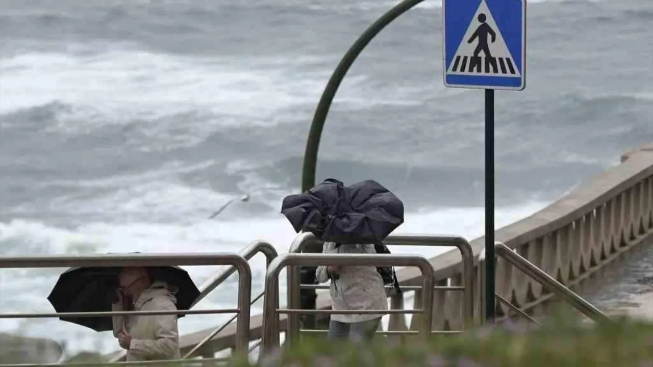 Activada a alerta laranxa por temporal costeiro. (Foto: M. Dylan / Europa Press)