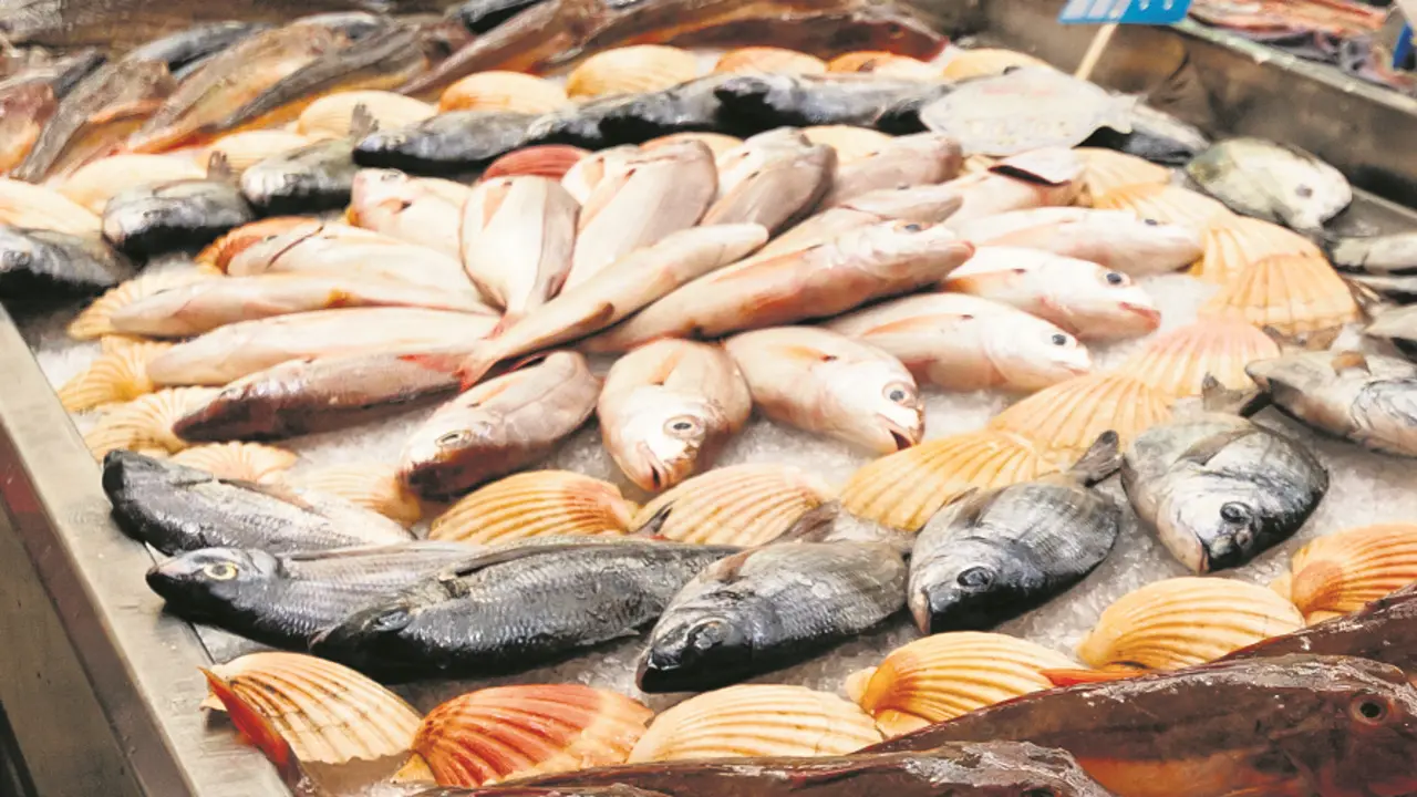 Peixes e mariscos nun posto do mercado de Pontevedra (Foto: Danielbr100).