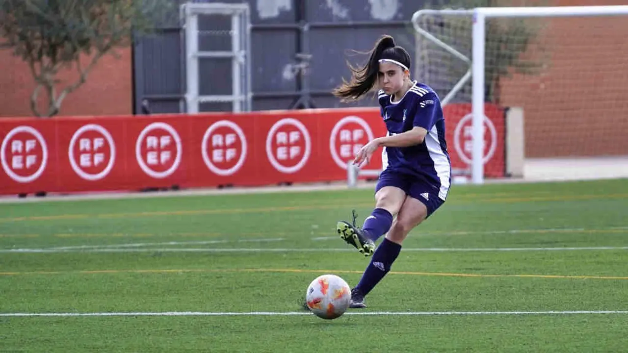 Xogadora da selecci&oacute;n galega Sub-15 nun partido oficial (Foto: RFGF).