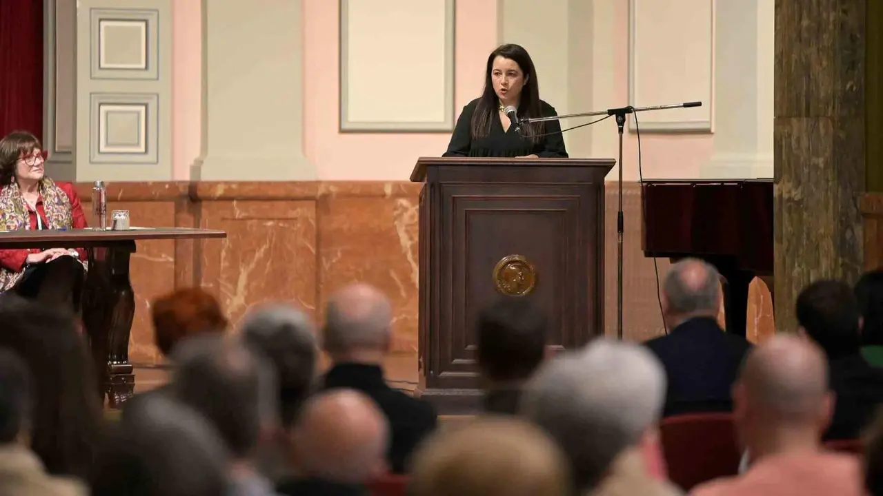 Mar&iacute;a L&oacute;pez S&aacute;ndez durante o seu discurso de ingreso na RAG, este s&aacute;bado (Foto: RAG).