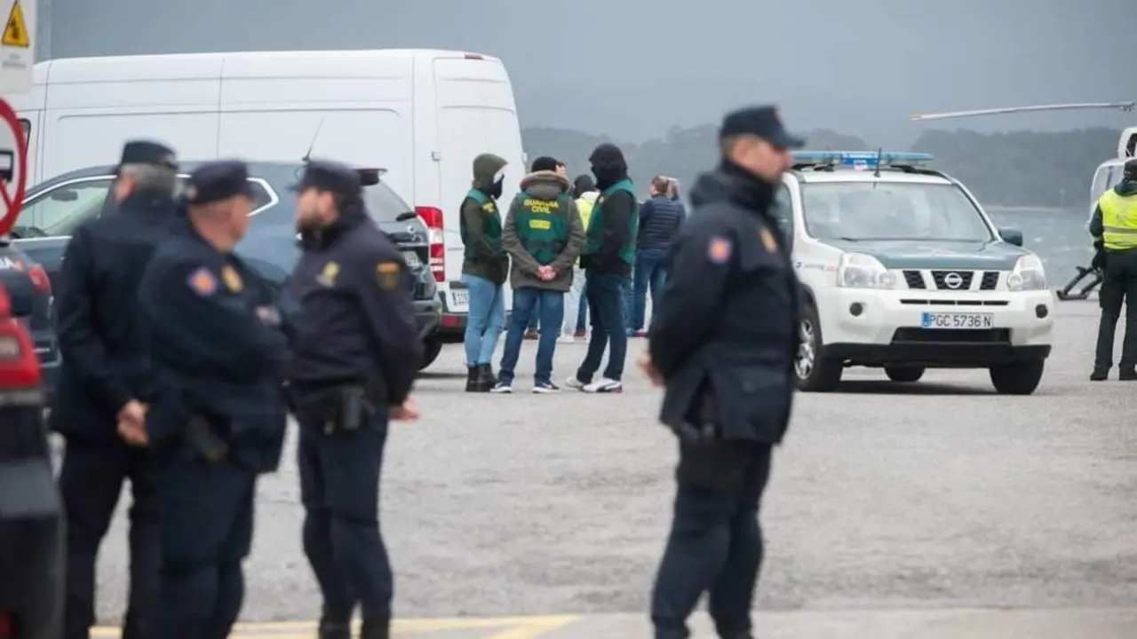 Ampla despregadura de efectivos policiais no porto de Vilaxo&aacute;n ap&oacute;s o achado dun novo 'narcosubmarino' en augas arous&aacute;s, na ma&ntilde;&aacute; desta segunda feira. (Foto: Gustavo de la Paz / Europa Press)