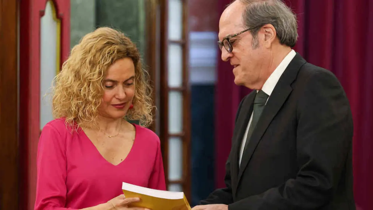 O Defensor do Pobo entregou &aacute; presidenta do Congreso a memoria (Foto: Europa Press).