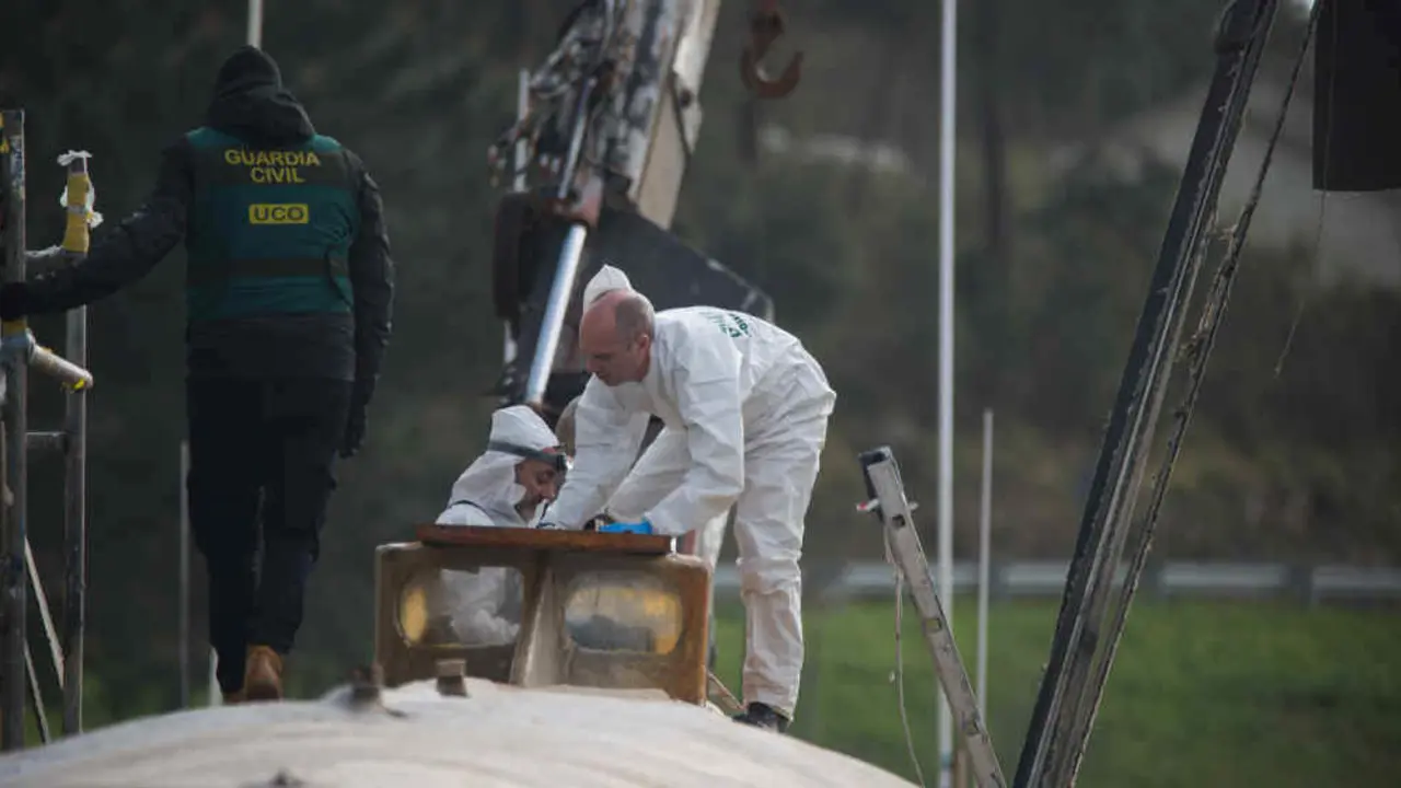 O narcosubmarino 'Poseid&oacute;n' na Illa de Arousa en 2023. (Foto: Gustavo de la Paz / Europa Press),