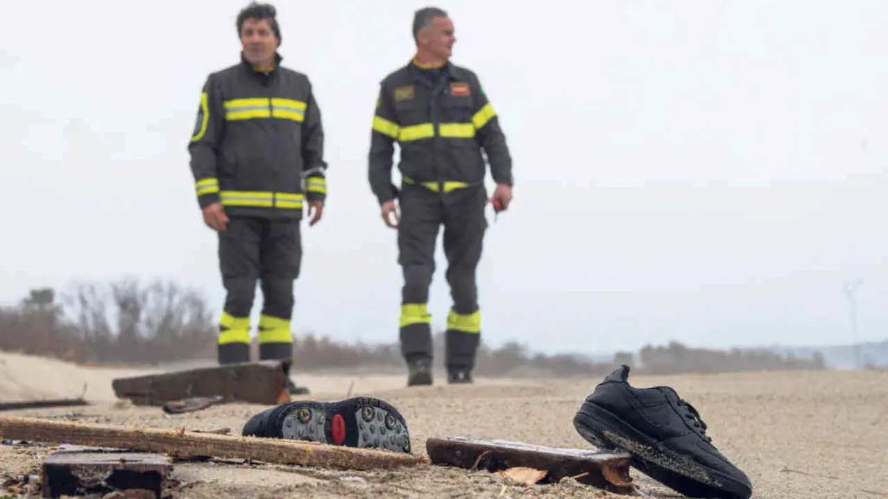 Restos do naufraxio rexistrado a 26 de febreiro fronte &aacute; costa italiana de Calabria arrastrados &aacute; praia de Steccato de Cutro (Giovanni Isolino / LaPresse).