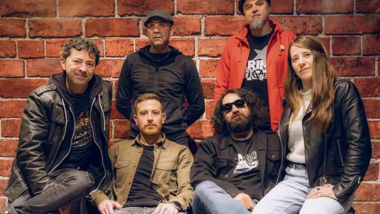 Ruxe Ruxe: de esquerda a dereita, de p&eacute;, Xan Peric&aacute;n e Vituco Neira. Sentados, Xaco Barona, Iago J. H., David Barbas e Xulia F. Neira.