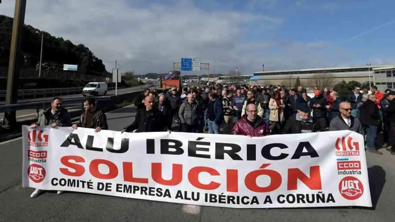 Protesta fronte a f&aacute;brica de Alu Ib&eacute;rica, na Coru&ntilde;a, en marzo de 2023. (Foto: Europa Press)