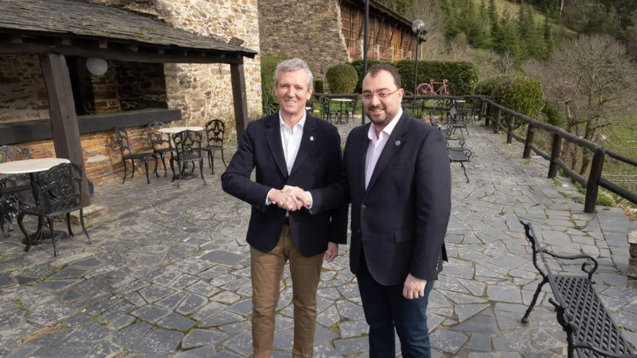 O titular da Xunta, Alfonso Rueda, acompa&ntilde;ado da conselleira de Pol&iacute;tica Social e Xuventude, Fabiola Garc&iacute;a, e do conselleiro de Medio Rural, Jos&eacute; Gonz&aacute;lez, preside xunto o mandatario do Principado de Asturias, Adri&aacute;n Barb&oacute;n, o encontro bilateral El reto demogr&aacute;fico en Asturias y Galicia. Hotel La Rectoral, Taramundi, 17/03/23.