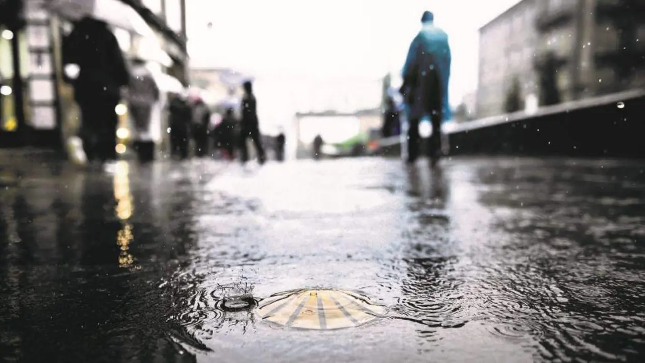 R&uacute;as anegadas pola chuvia na cidade vella de Santiago de Compostela. (Foto: N&oacute;s Diario)