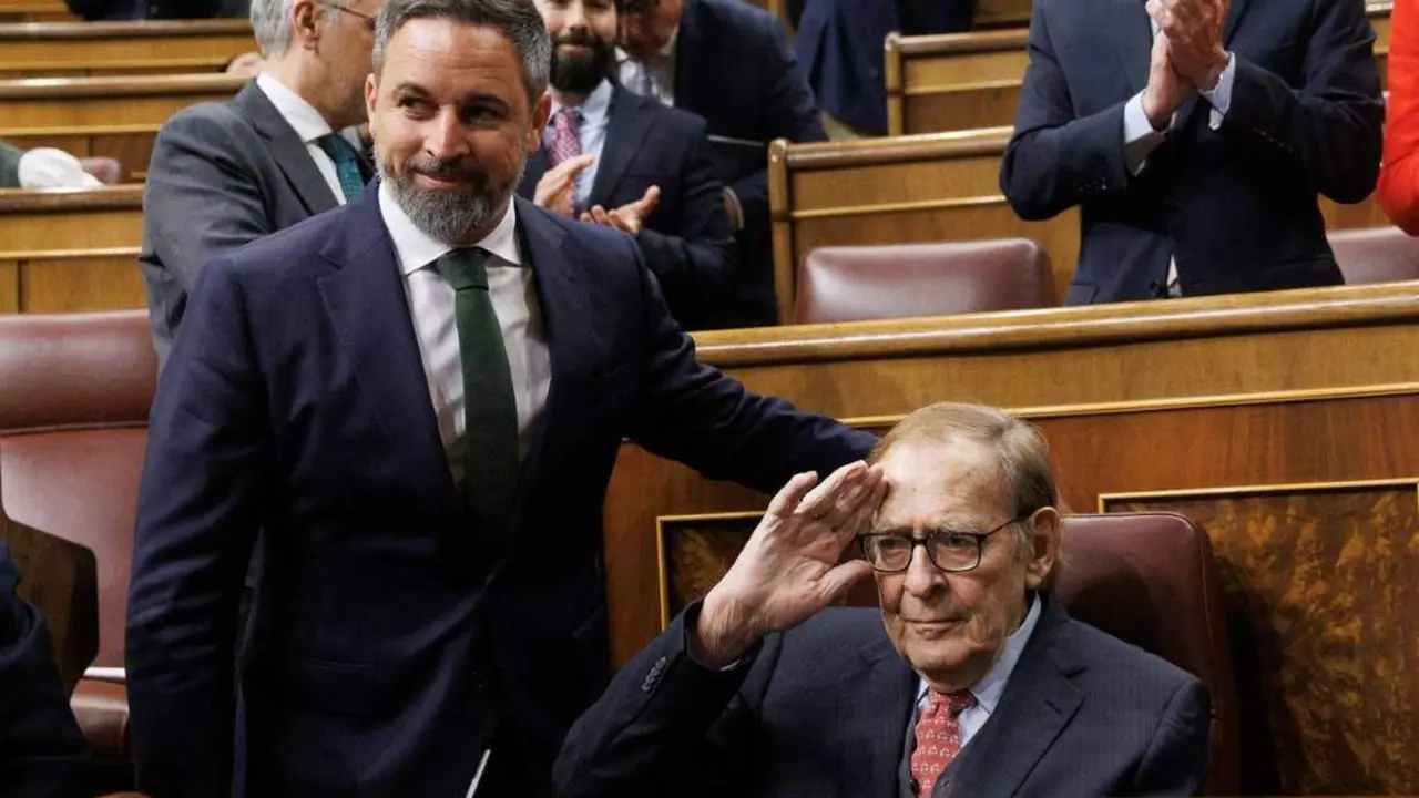 O l&iacute;der de Vox, Santiago Abascal, e o seu candidato na moci&oacute;n de censura, Ram&oacute;n Tamames, no inicio da sesi&oacute;n desta terza feira no Congreso. (Foto: Eduardo Parra / Europa Press)