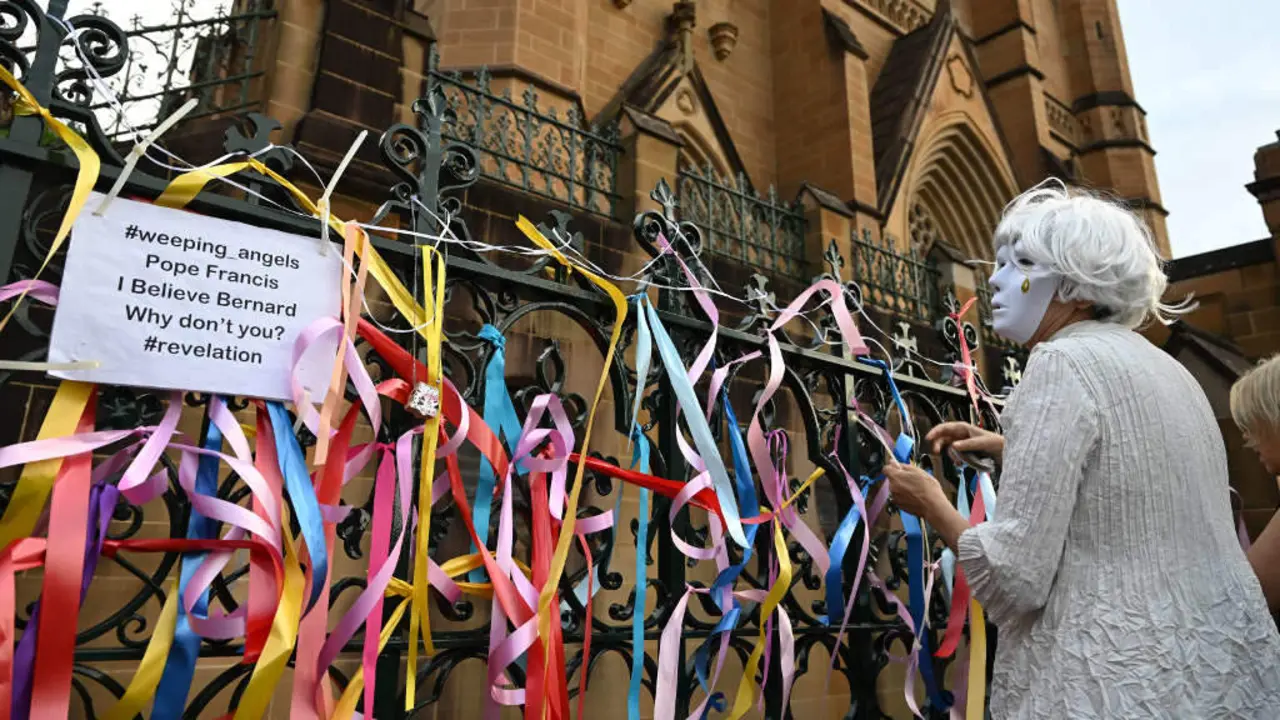 Cintas de cores na catedral de Santa Mar&iacute;a, Sydney, contra os abusos do clero e do cardeal George Pell, falecido o passado m&ecirc;s de fevereiro. (Foto: Europa Press)